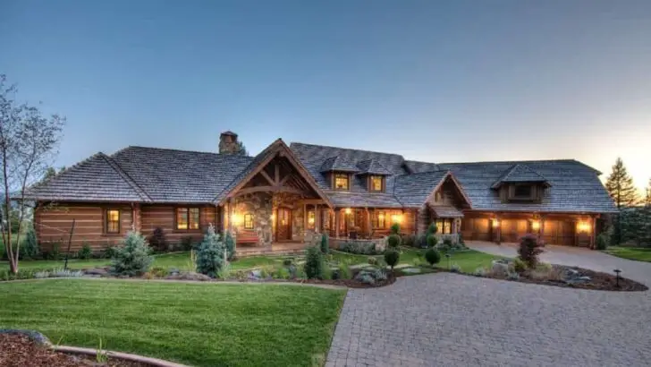 Gorgeous Log Cabin With Inviting Interior Design