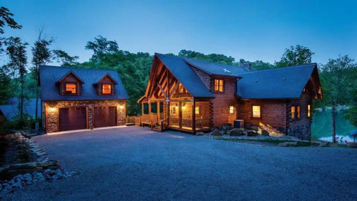 Beautiful Log Cabin With Amazing Design Interiors