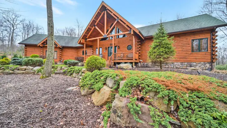 Stunning Log Cabin Is Magical And Has A Beautiful Design
