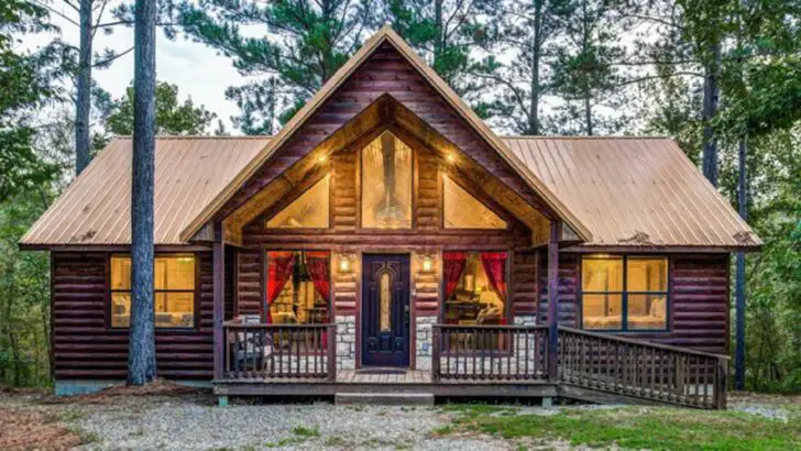 gorgeous Log Cabin Has A Beautiful Design and Enchanting