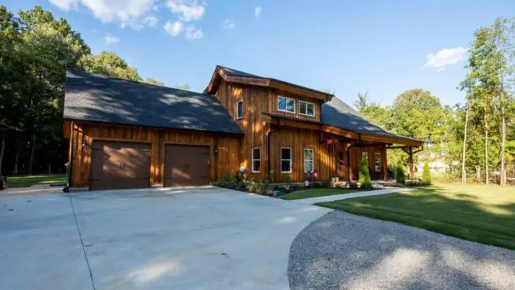 Gorgeous Log Cabin With A Lovely Design And A Cozy Feel