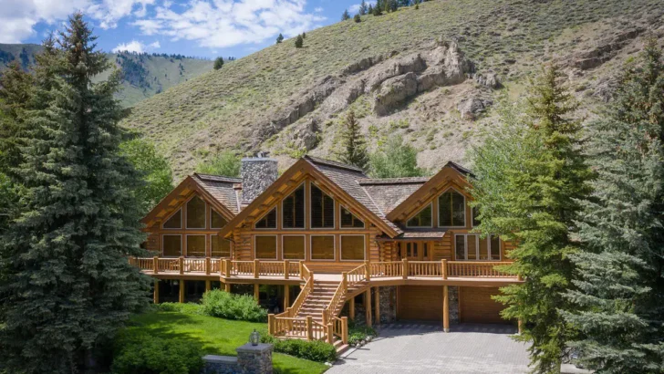 Experience The Breathtaking Log Cabin Valley With Its Exquisite Design