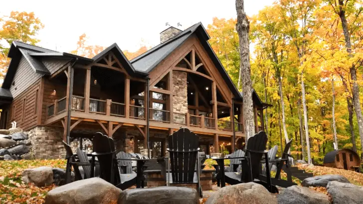 Fantastic Log Cabin With A Modern Design Interior And Enchanting