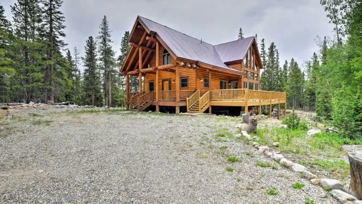 Amazing Log Cabin With A Deck And Views Of The Mountains!