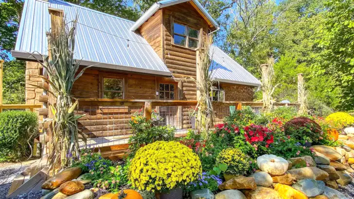 Amazing Log Cabin With A Riverfront Retreat In The Smoky Mountains