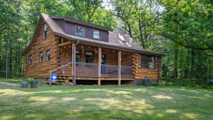 Wonderful Log Cabin With Lovely Interior Design And Enchanting