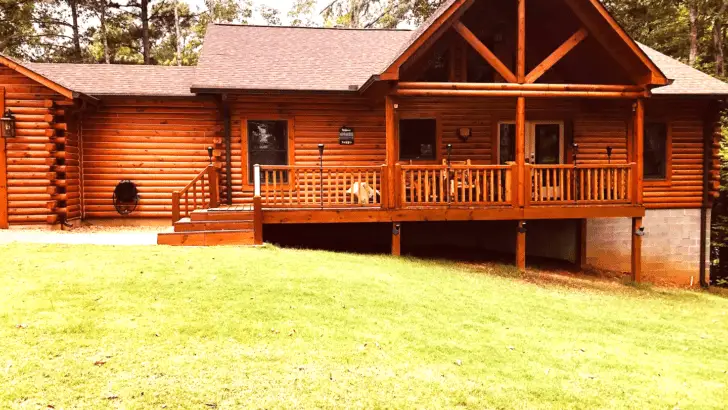 Incredible Log Cabin With Beautiful Interior Design And Magical