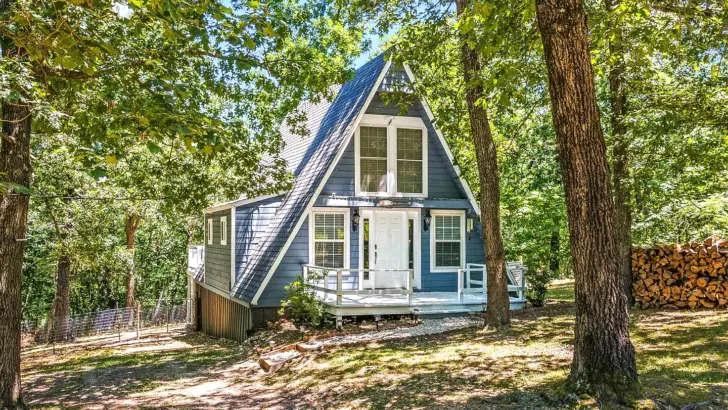 Wonderful A-Frame Cabin With Privacy And A Fence Around The Lake