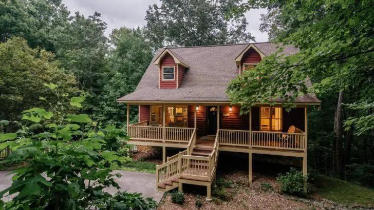 Wonderful Log Cabin With Lovely Interior Design And Charming