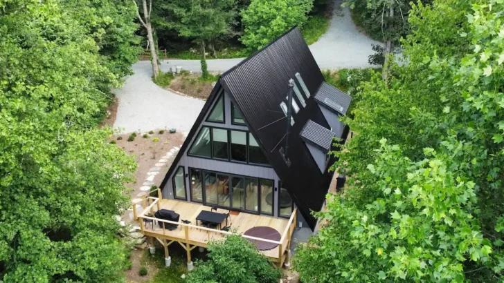 Modern A-Frame Cabin- In-Deck Hot Tub With Amazing Views