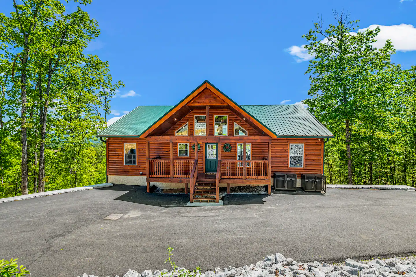 Experience The Ultimate Mountain Getaway And Luxury Log Cabin