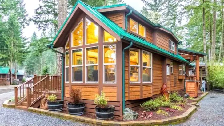 Fantastic Tiny Cabin with Unique Look And Beautiful Attachments