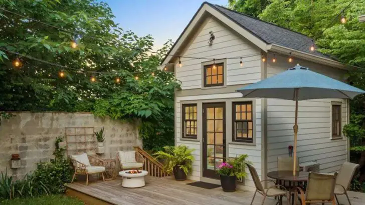 Tranquil And Cozy Backyard Tiny House Retreat