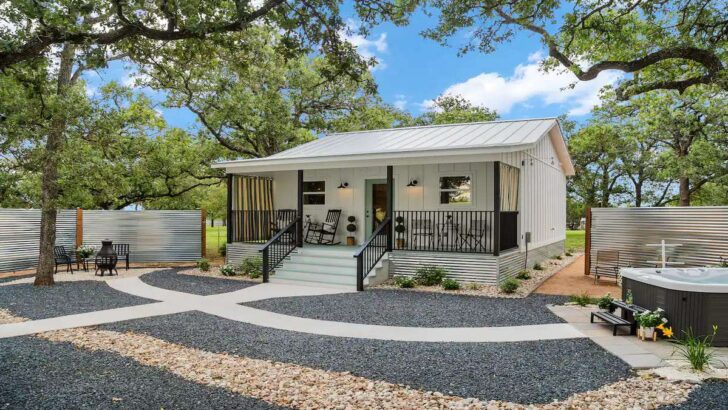 Exquisitely Designed Tiny House With Jacuzzi