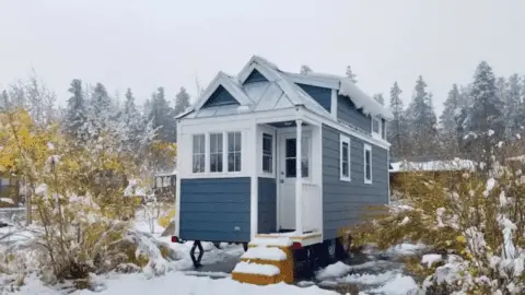 Wonderful Tiny House Located On The Mountain