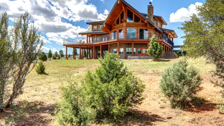 Amazing Log Cabin With A Lovely Interior Design And A Cozy Feel