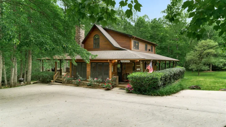 Experience The Tranquility Of Nature In This Cozy Log Cabin Nestled By The Creek