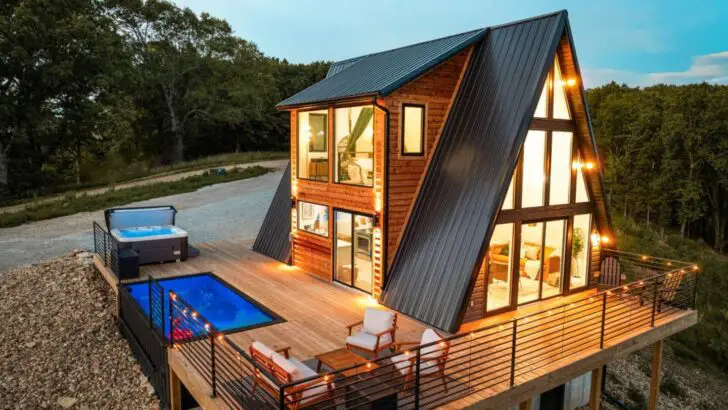 Gorgeous A-Frame Cabin With A Romantic Swimming Pool And Lake Views