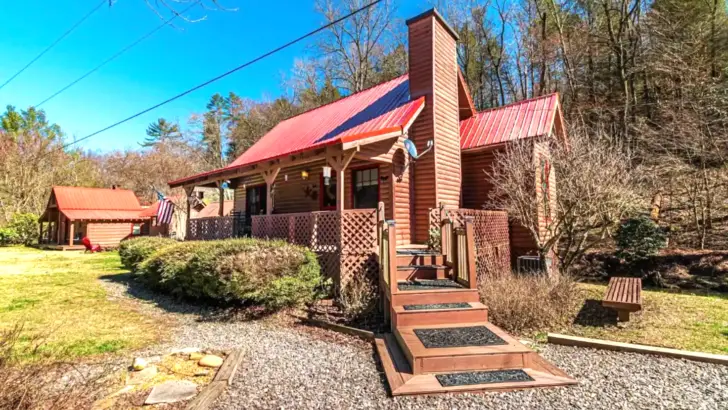 Discover The Magic Of The Mountains In This Charming Log Cabin