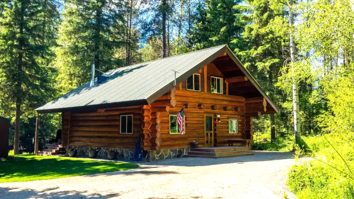 Amazing Log Cabin With Enchanting Interior Design And Modern Style