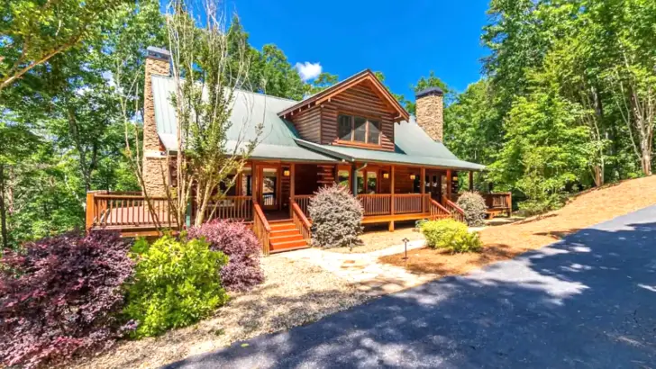 Beautifully Designed Inside Of A Luxurious Log Cabin With Fascinating