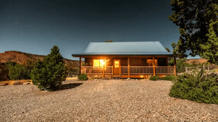 Beautifully Designed And Charming Artistic Western Log Cabin