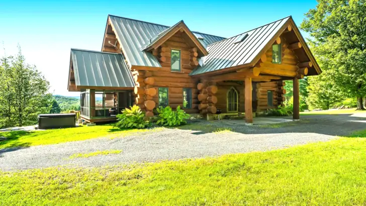 Amazing Log Cabin With A Stunning Interior Design And Enchanting Surroundings