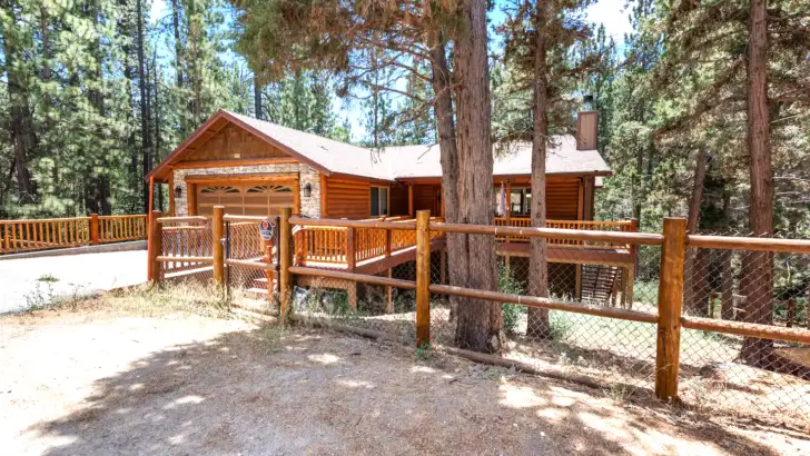 Beautifully Designed Stunning Log Cabin Ideal For A Peaceful Getaway