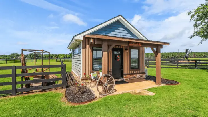 Amazing Tiny House With Charming Interior And Beautiful Design