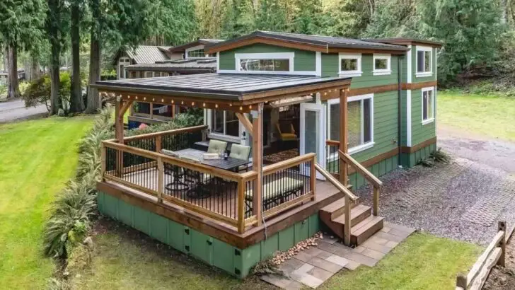 Fantastic Green Tiny House With Magnificent Lake View