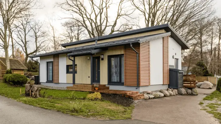 Wonderful Tiny House With Gorgeous Roof Design