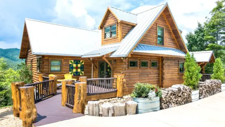 Fantastic Log Cabin With Lovely Interior Design And Enchanting