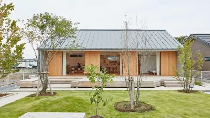 Fascinating Tiny House With Raised Wooden Patio