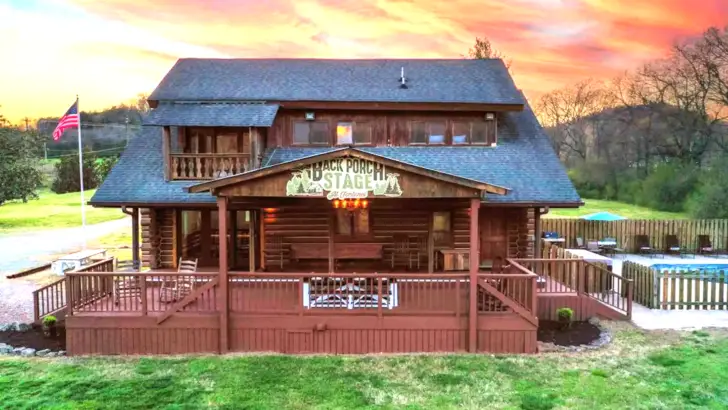 Gorgeous Log Cabin With A Contemporary Style And Enthralling