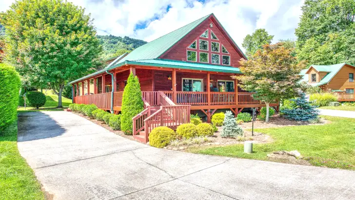 Amazingly Designed Inside Of A Gorgeous Log Cabin With Charming