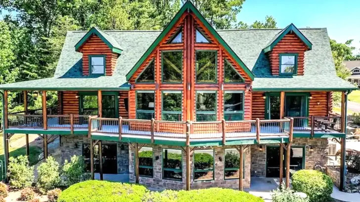 Wonderful Log Cabin With Lovely Interior Design And Captivating