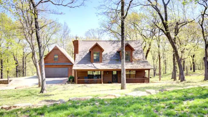 Gorgeous Log Cabin For Couples To Entertain And Charming