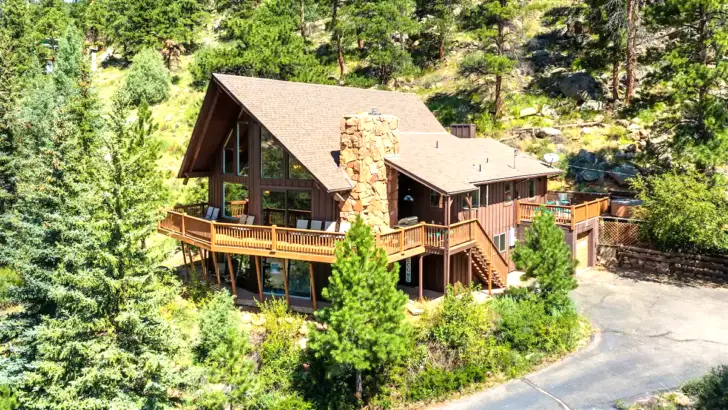 Wonderful Log Cabin With Surrounding Views And A Deer Mountain Retreat