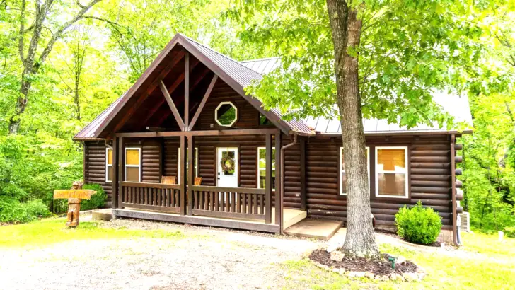 Fantastic Log Cabin With Luxury Design And Enthralling Details