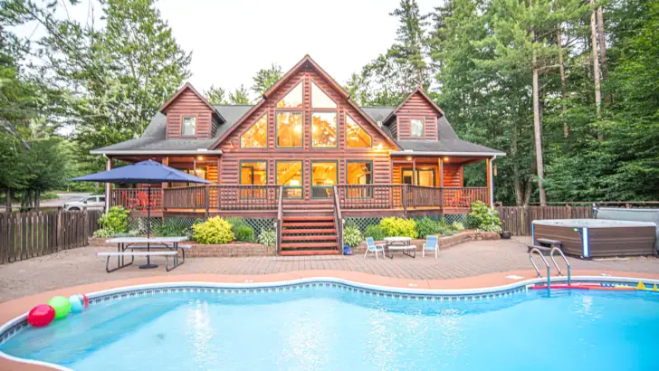 Modern Log Cabin With Stunning Views And Calm Environment