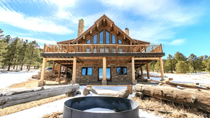 Beautiful Log Cabin With Modern Design And Mountain Views