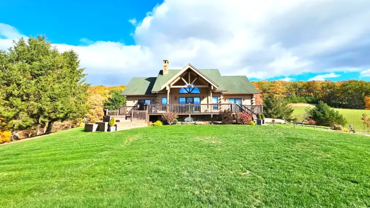 Incredible Log Cabin With Lovely Interior Design And Adorable