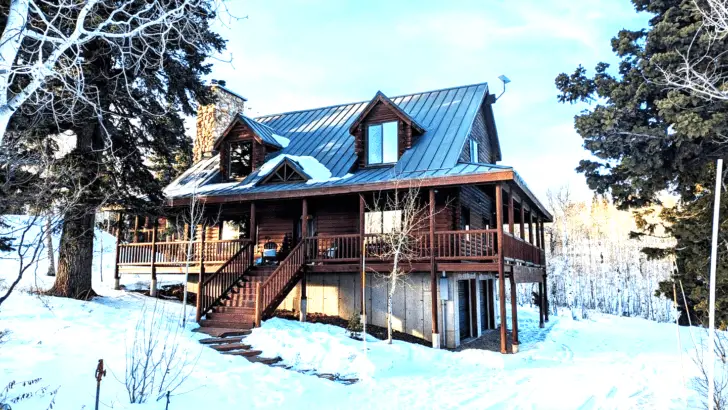 Beautifully Designed Inside Of A Classic Log Cabin With Captivating