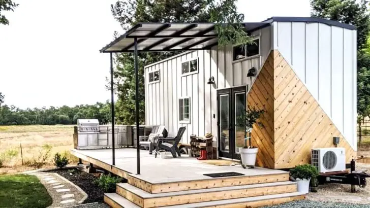 Magnificent Tiny House With A Stunning View And A Magical