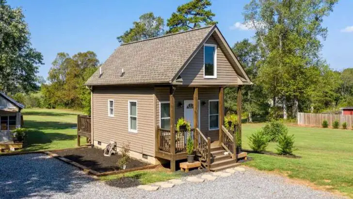 Wonderful Tiny House In A Calm Environment With Charming Hickory