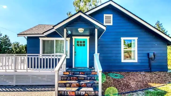 Incredible Sunny Blue Tiny House With Gorgeous Style