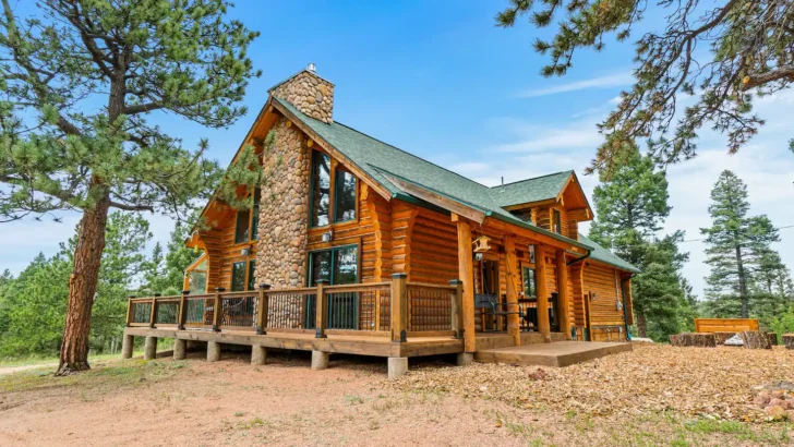 Incredible Log Cabin With Stunning Style And Fascinating