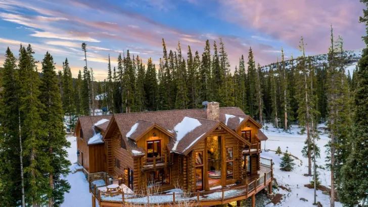 Gorgeous Log Cabin With Luxury Furniture And Fascinating