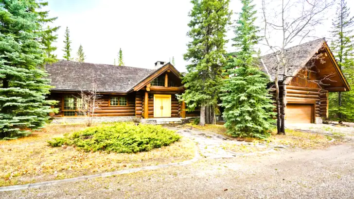 Beautiful Log Cabin With Breathtaking View Near Bragg Creek