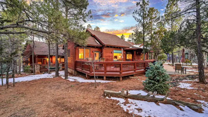 Stunning Log Cabin With A Beautiful Design And Peaceful